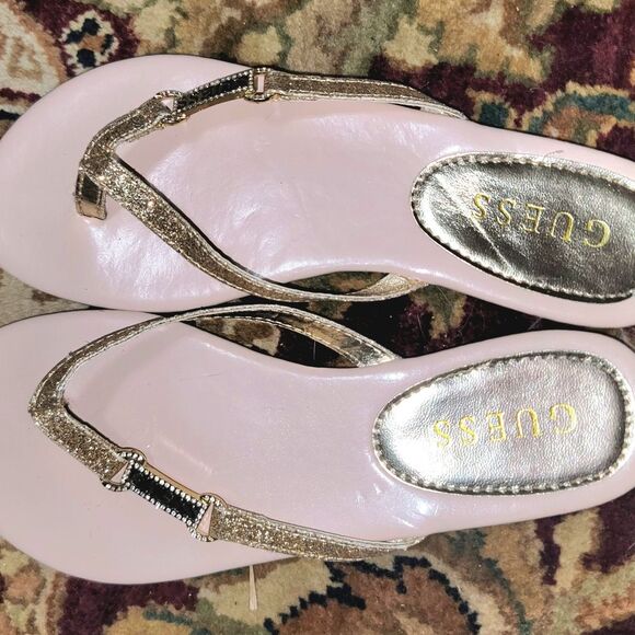 G by Guess Shimmering Y-Strap to Toe Flat Sandals like-New Glamgirl beach pool 6 - Picture 6 of 15